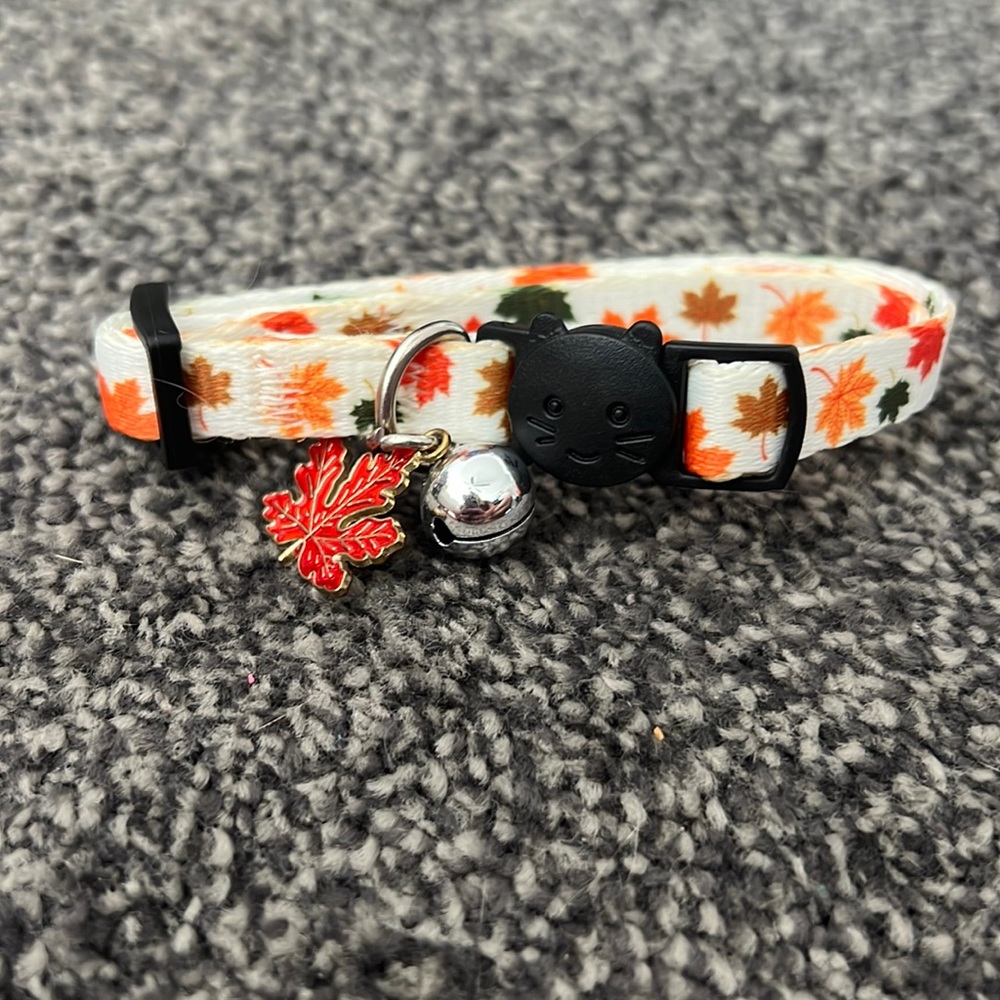 Leaf cat collar